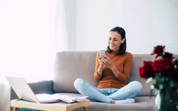 Feliz Emocionado Hermosa Mujer Con Teléfono Inteligente Sofá — Foto de Stock