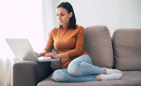 Joven Mujer Hermosa Segura Misma Trabajando Con Portátil Mientras Está — Foto de Stock