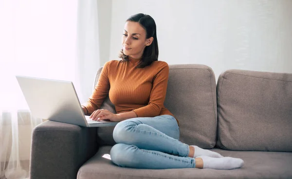 Joven Mujer Hermosa Segura Misma Trabajando Con Portátil Mientras Está — Foto de Stock