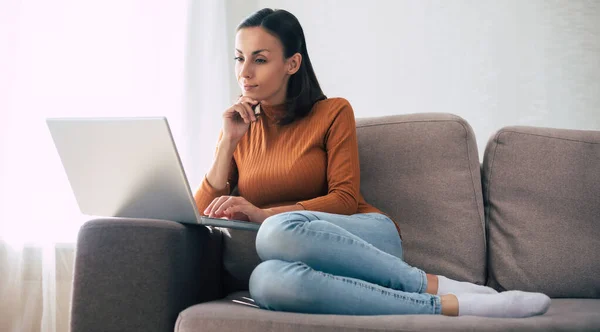 Joven Mujer Hermosa Segura Misma Trabajando Con Portátil Mientras Está — Foto de Stock