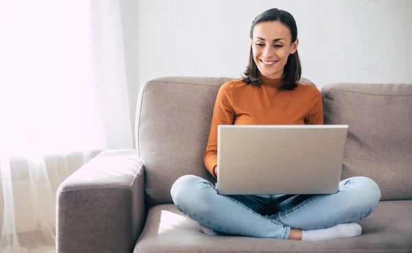 Joven Mujer Hermosa Segura Misma Trabajando Con Portátil Mientras Está — Foto de Stock