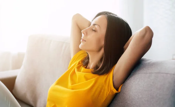 Bela Calma Confiante Mulher Morena Está Descansando Sofá Casa Durante — Fotografia de Stock