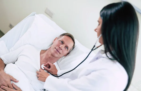 Hermosa Joven Sonriente Mujer Confiada Médico Con Estetoscopio Está Examinando — Foto de Stock