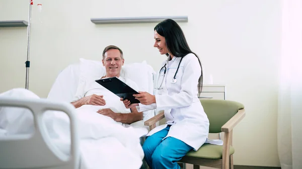 Knappe Volwassen Geduldige Man Ligt Het Bed Van Kliniek Heeft — Stockfoto