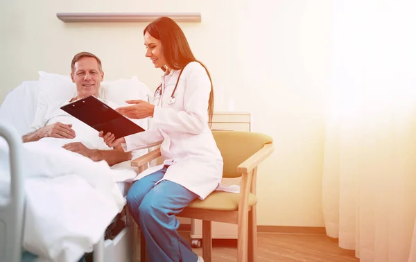 Knappe Volwassen Geduldige Man Ligt Het Bed Van Kliniek Heeft — Stockfoto