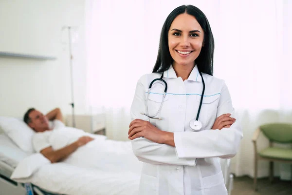 Steteskoplu Gülümseyen Kendine Güveni Tam Bir Kadın Doktorun Fotoğrafı Arka — Stok fotoğraf