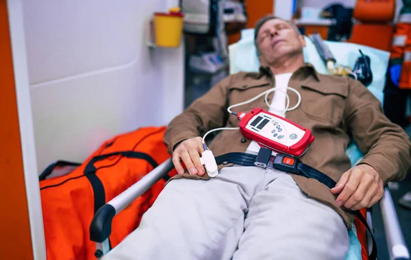 Yaşlı Adam Ambulansta Sedyede Yatarken Baygın Yatıyor — Stok fotoğraf
