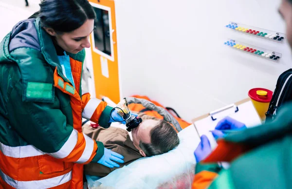 Sağlık Görevlileri Ambulansta Sedyede Yatan Kıdemli Bir Hastayla Ilgileniyorlar — Stok fotoğraf