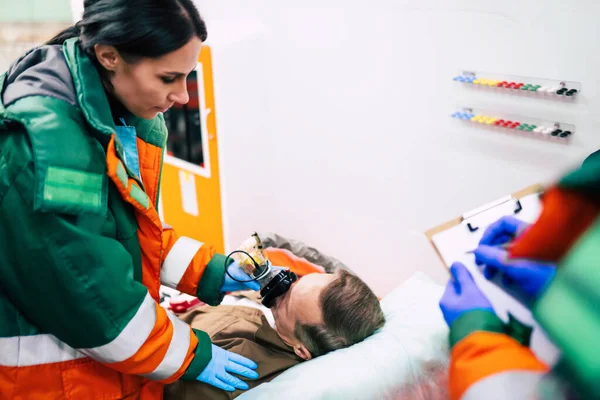 Medici Emergenza Paramedici Stanno Lavorando Con Paziente Anziano Mentre Giace — Foto Stock