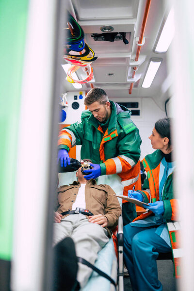 Скорая помощь со старшим пациентом в машине скорой помощи