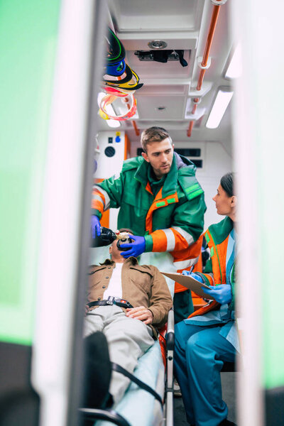 Скорая помощь со старшим пациентом в машине скорой помощи