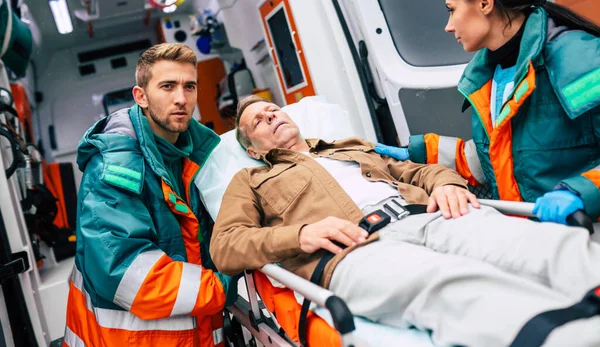 Ernstige Professionele Team Van Artsen Ambulance Verplaatsen Van Een Patiënt — Stockfoto