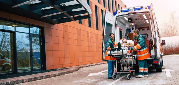 Σοβαρή Και Επαγγελματική Ομάδα Ιατρών Στο Ασθενοφόρο Που Μεταφέρουν Ασθενή — Φωτογραφία Αρχείου