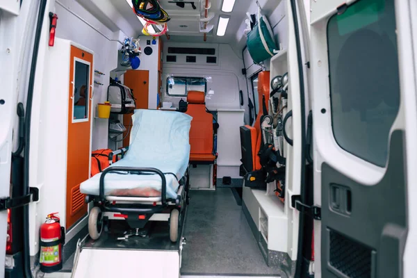 Ambulance Auto Met Uitzicht Het Interieur Van Apparatuur — Stockfoto