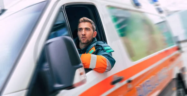 Profesyonel Kendine Güvenen Genç Bir Doktor Ambulans Geçmişiyle Kameraya Bakıyor — Stok fotoğraf