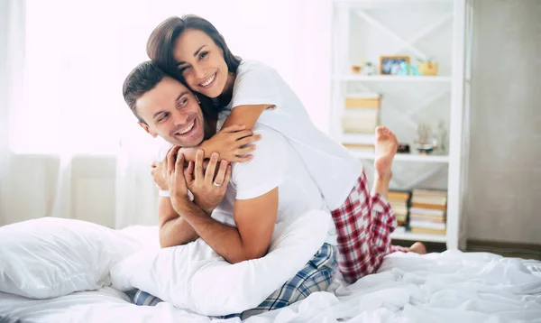 Emocionados Felices Jóvenes Sonriendo Hermosa Pareja Amor Relajarse Casa Cama —  Fotos de Stock