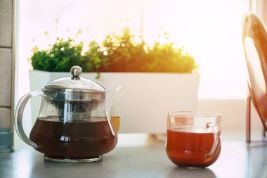 Mutfaktaki masanın üzerinde çay ya da kahve bardakları.