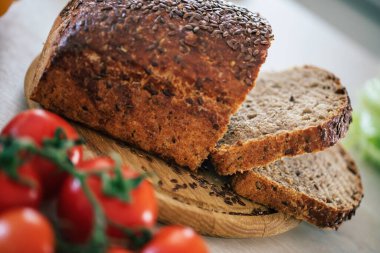 Hafif bir mutfakta, masada sebzeli karabuğday ekmeği.