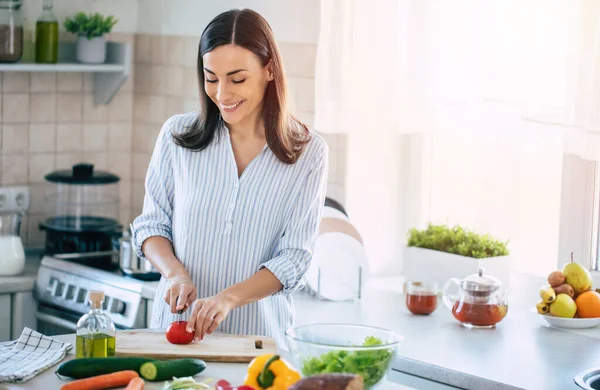 Feliz Sonrisa Linda Mujer Está Preparando Una Ensalada Vegana Fresca —  Fotos de Stock