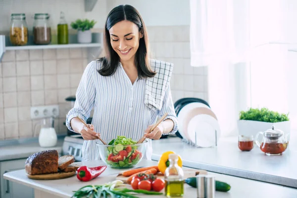 Feliz Sonrisa Linda Mujer Está Preparando Una Ensalada Vegana Fresca —  Fotos de Stock