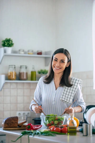 Feliz Sonrisa Linda Mujer Está Preparando Una Ensalada Vegana Fresca —  Fotos de Stock