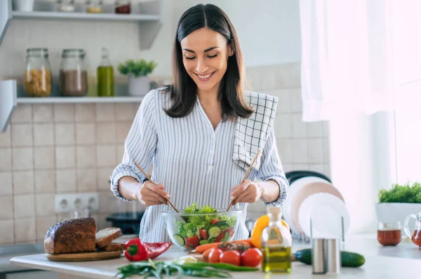 Feliz Sonrisa Linda Mujer Está Preparando Una Ensalada Vegana Fresca —  Fotos de Stock