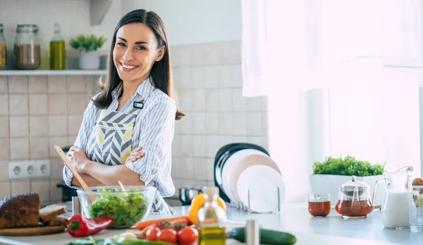 Feliz Sonrisa Linda Mujer Está Preparando Una Ensalada Vegana Fresca —  Fotos de Stock