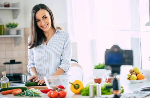 Profesional Hermosa Joven Feliz Está Blogueando Para Canal Cocina Sobre —  Fotos de Stock