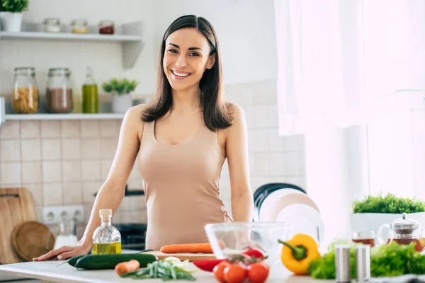 Linda Joven Morena Feliz Buen Humor Preparando Una Ensalada Vegana —  Fotos de Stock