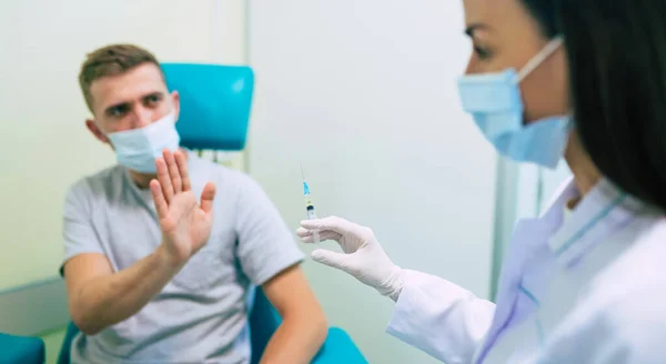 Ingen Vaccinering Rädd Man Gesturing Stop Hand Erbjuder Spruta Med — Stockfoto