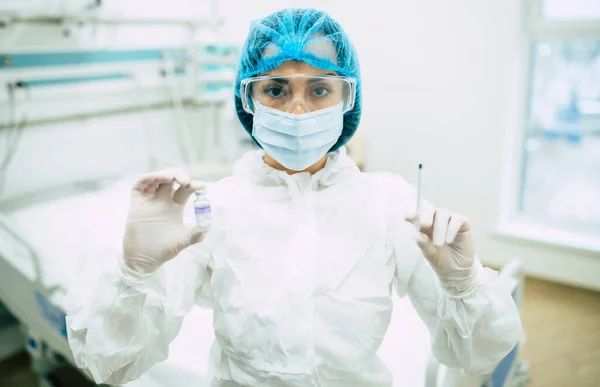 Doctor Verpleegkundige Een Wetenschapper Blauwe Handschoenen Met Covid Vaccin Ziekte Stockfoto