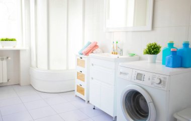 İç dekorasyon için harika bir fikir. Çamaşır makinesi ve hafif tonlarda banyo.