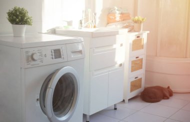 İç dekorasyon için harika bir fikir. Çamaşır makinesi ve hafif tonlarda banyo.