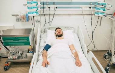 Karantina koğuşundaki koronavirüslü hasta hastanede yatıyor..