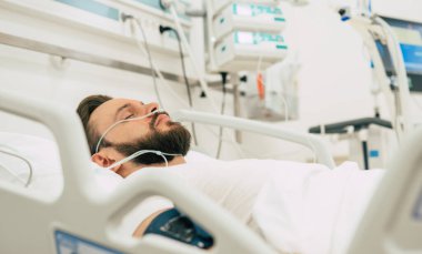 Karantina koğuşundaki koronavirüslü hasta hastanede yatıyor..
