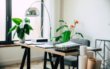 İşyerinin iç kısımlarındaki modern stil tablosu pek çok belge, belge ve iç mekanın nesneleriyle birlikte.