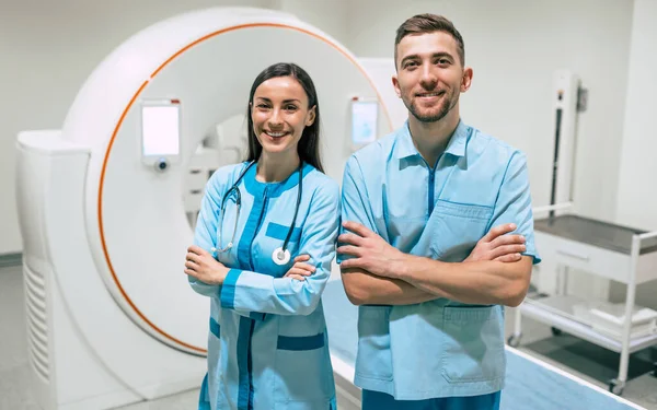 Dois Jovens Médicos Confiantes Oncologia Equipamentos Médicos Cuidados Saúde Ressonância — Fotografia de Stock