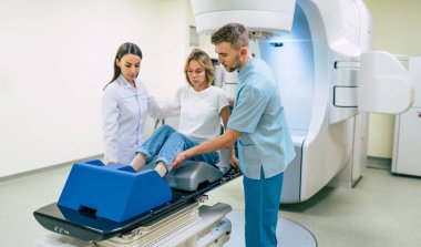 Modern bir tıbbi klinikte ya da doğrusal hızlandırıcısı olan bir hastanede kanser tedavisi. Kadın kanser için radyasyon tedavisi görürken profesyonel doktor ekibi çalışıyor.