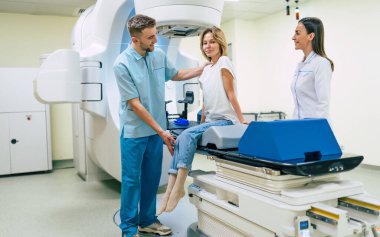Modern bir tıbbi klinikte ya da doğrusal hızlandırıcısı olan bir hastanede kanser tedavisi. Kadın kanser için radyasyon tedavisi görürken profesyonel doktor ekibi çalışıyor.