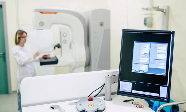 Roztomilé Profesionální Žena Lékař Pracuje Moderní Mamografií Ray System Machine — Stock fotografie