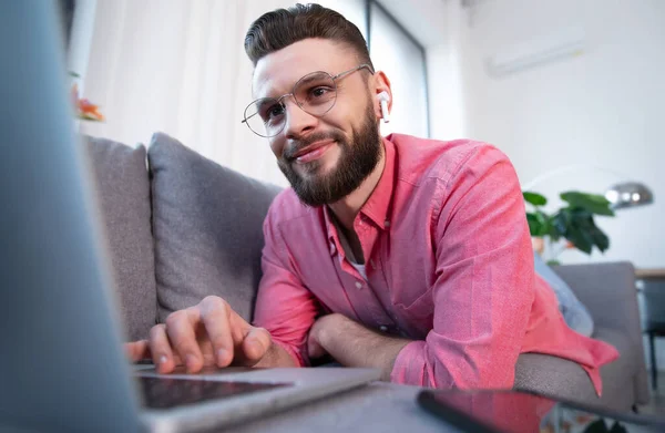 Happy Bearded Attractive Young Man Glasses Casual Wear Laptop Couch — Stock Photo, Image