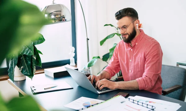 Hombre Barbudo Guapo Exitoso Seguro Gafas Graduadas Ropa Casual Inteligente — Foto de Stock