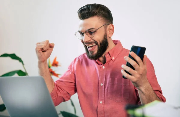 Emocionado Hombre Barbudo Guapo Feliz Ropa Casual Está Sonriendo Gritando — Foto de Stock