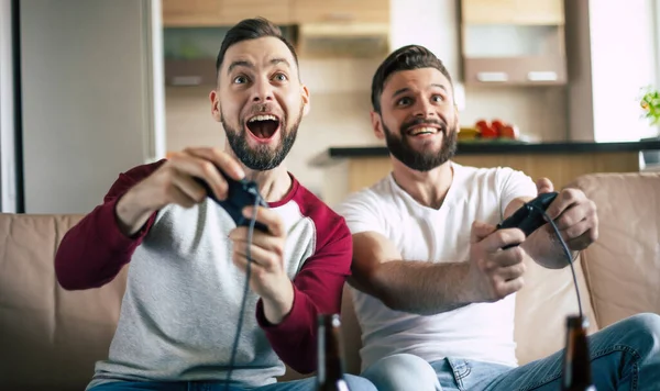 Aufgeregt Lächelnde Männer Die Hause Auf Der Couch Videospiele Fernsehen — Stockfoto