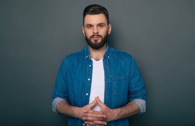 Ciddi ciddi hippi modern sakallı adam poz veriyor ve kameraya bakıyor..