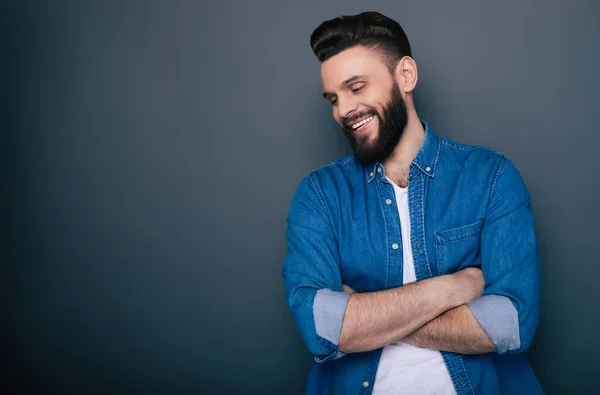 Feliz Animado Jovem Barbudo Homem Jeans Com Braços Cruzados Está — Fotografia de Stock