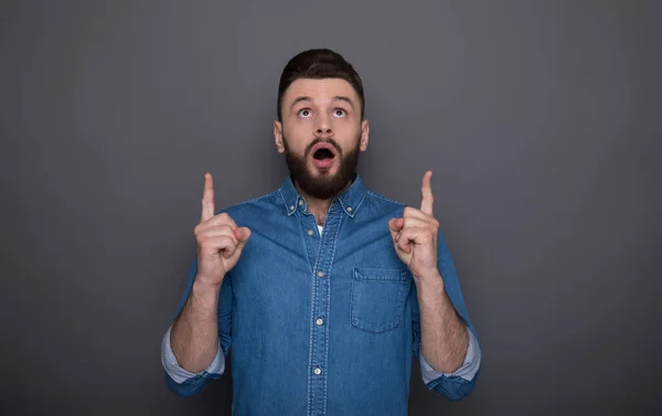 Sorprendido Feliz Emocionado Sonriente Barbudo Chico Está Apuntando Poco Publicidad — Foto de Stock