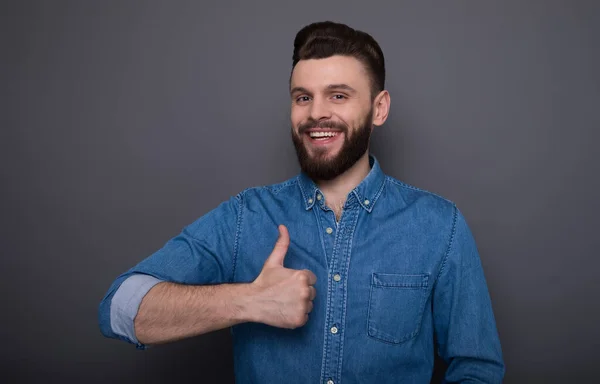 Moderno Feliz Hombre Barbudo Joven Emocionado Jeans Camisa Muestra Pulgares — Foto de Stock