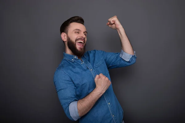 Emocionado Hombre Barbudo Sonriente Con Camisa Vaquera Está Gritando Celebrando — Foto de Stock