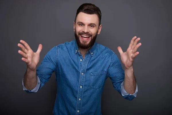 Aufgeregt Lächelnder Bärtiger Mann Jeanshemd Schreit Feiert Und Hat Spaß — Stockfoto